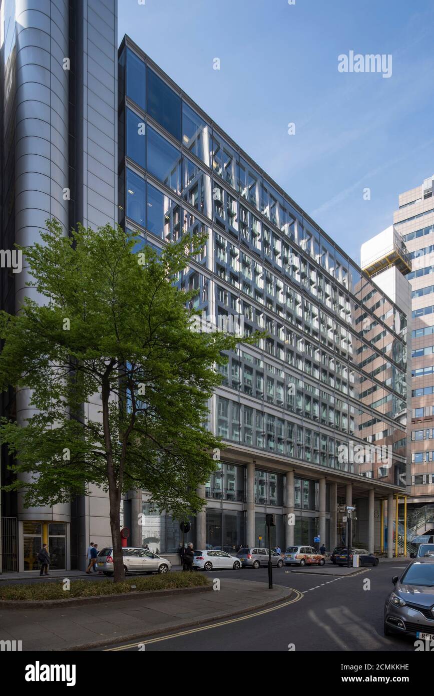 Oblique view of glazed eastern elevation, with Eric Parry Architect's 5 Aldermanbury Square reflected in the glass. 88 Wood Street, City of London, Un Stock Photo