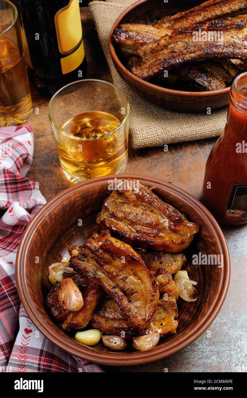 Fried spicy, sharp pork brisket with garlic and ketchup to beer