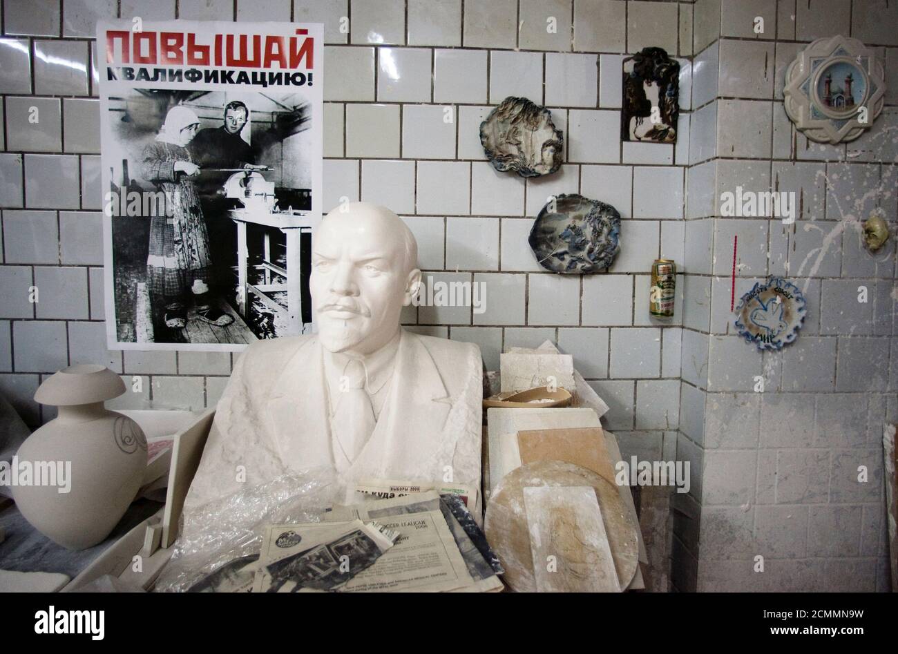 A bust of Soviet state founder Vladimir Lenin stands in a workshop of the Dulevo Porcelain factory in the town of Dulevo, about 115 km (73 miles) from Moscow February 20, 2009. A Tsarist-era porcelain factory that survived the Russian revolution and the end of the Soviet Union is on the verge of collapse, its plight typical of hundreds of outmoded industrial plants across this vast country. Founded in 1832, the Dulevo Porcelain pottery once supplied the Russian court. In the 20th century, it produced special communist revolutionary pieces for the Bolshevik elite and their allies overseas. The  Stock Photo