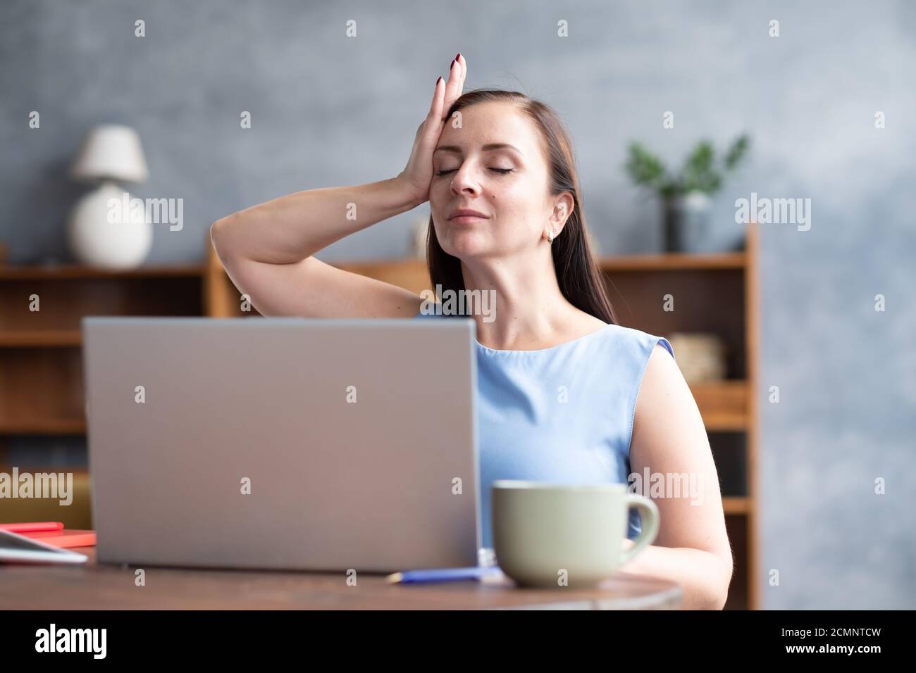 Work Training Session Break Training session office table hands hi-res stock photography and images ...