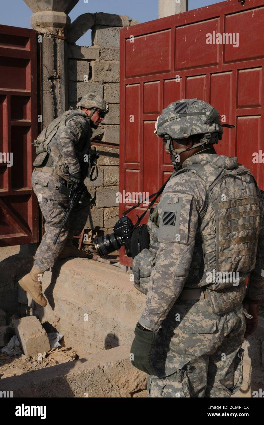 Joint Iraqi Police-U.S. Army weapons cache search Stock Photo - Alamy