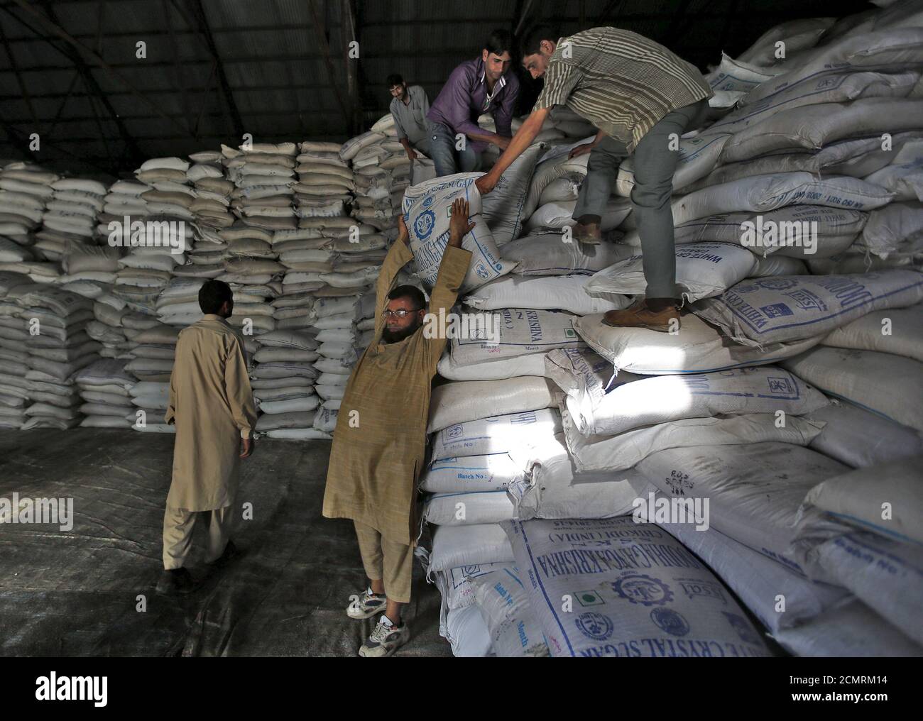India mills worker hi-res stock photography and images - Alamy