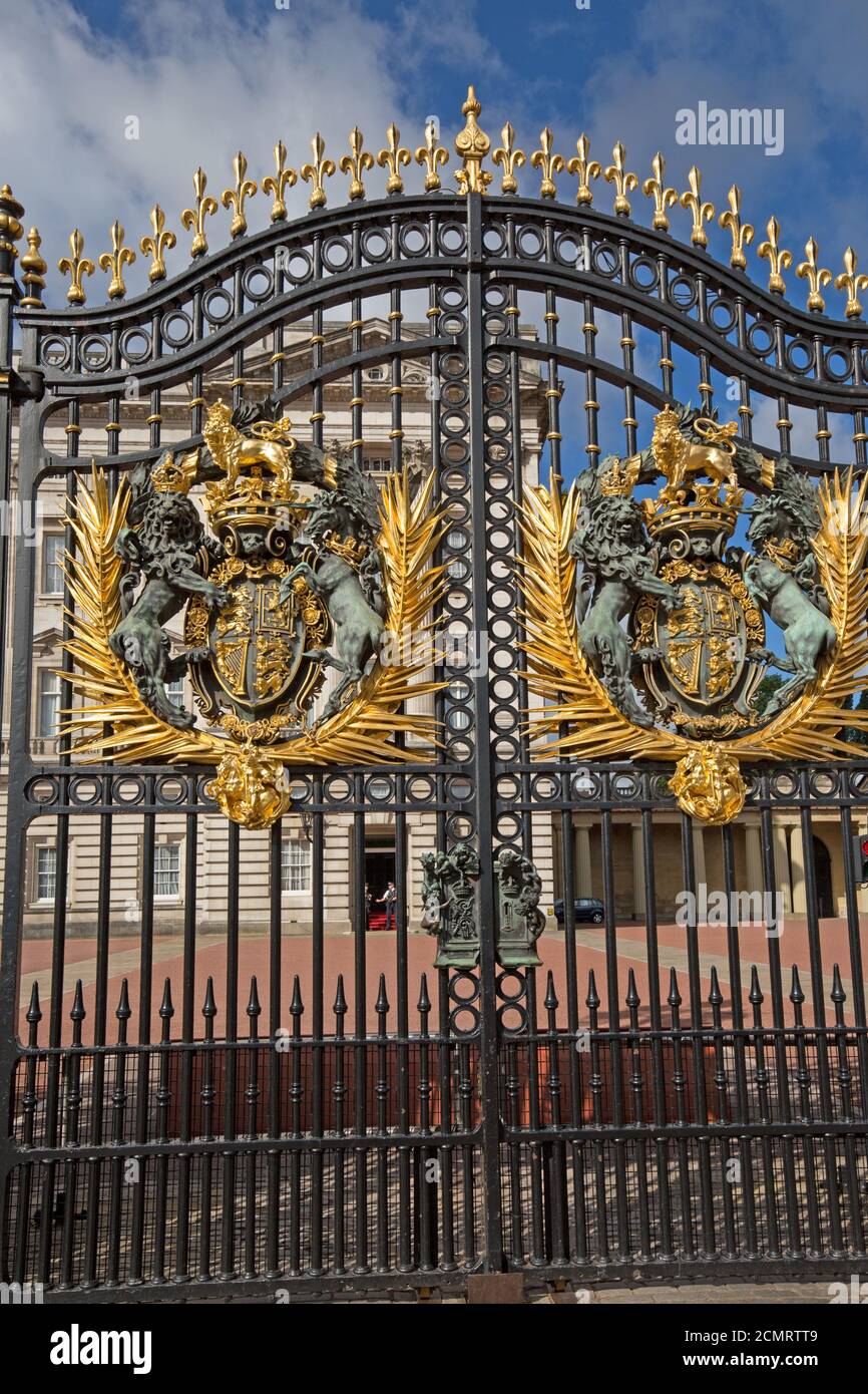 The Gates outside Buckingham Palace with the Gold Crest of ERII Stock Photo