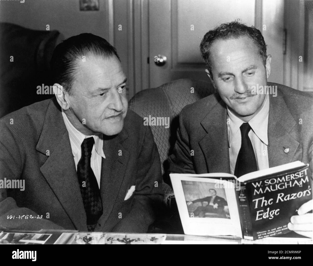 Author W. SOMERSET MAUGHAM and producer DARRYL F. ZANUCK candid during production of the film version of THE RAZOR'S EDGE 1946 director EDMUND GOULDING novel W. Somerset Maugham screenplay Lamar Trotti  music Alfred Newman producer Darryl F. Zanuck Twentieth Century Fox Stock Photo