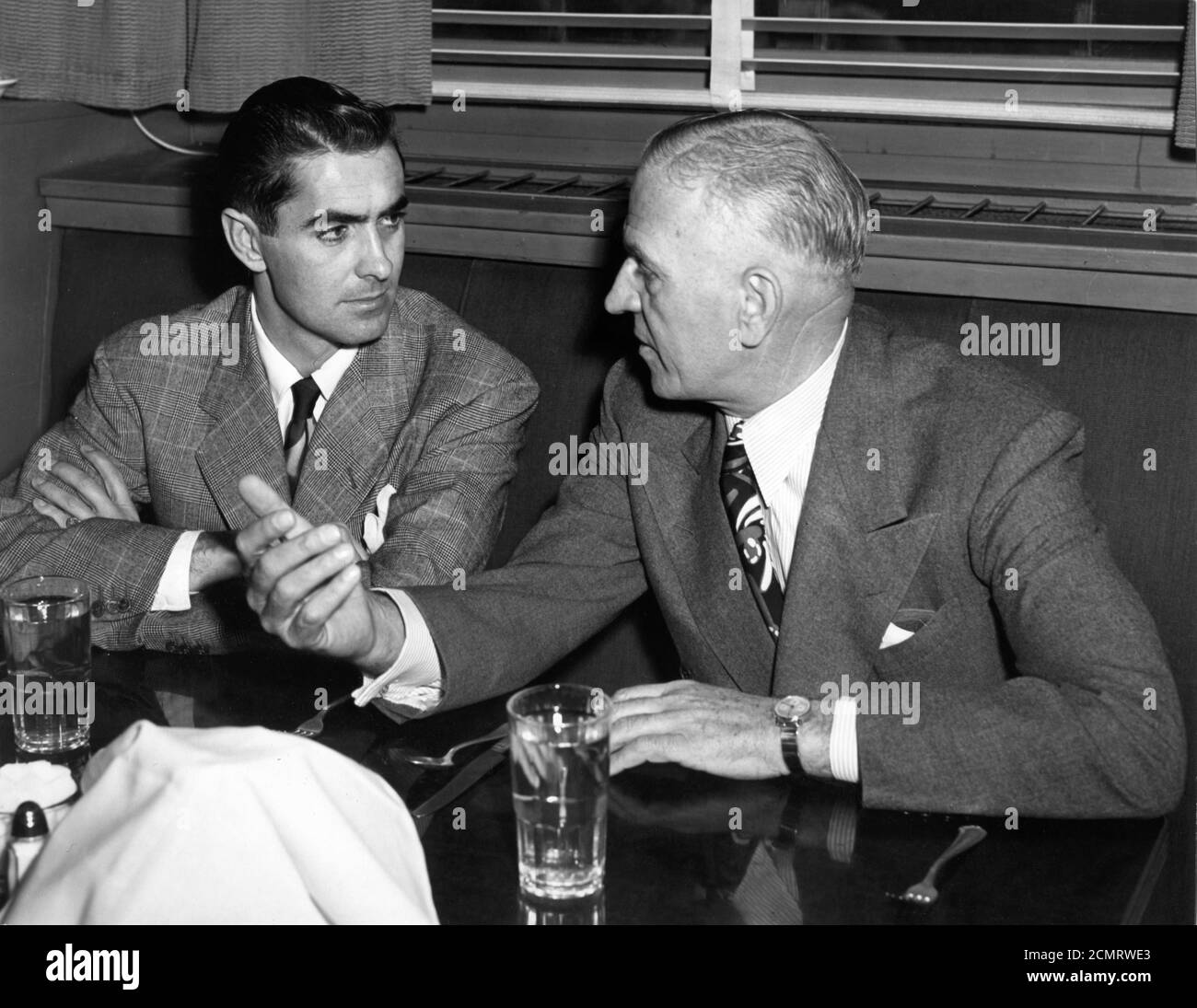 TYRONE POWER with the originally scheduled director HENRY KING during pre-production of the film version of THE RAZOR'S EDGE 1946 director EDMUND GOULDING novel W. Somerset Maugham screenplay Lamar Trotti  music Alfred Newman producer Darryl F. Zanuck Twentieth Century Fox Stock Photo