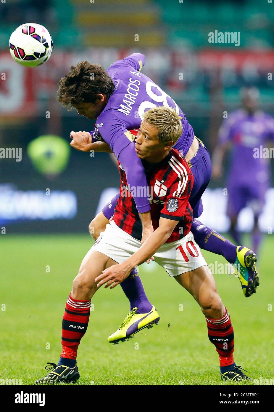 Ac Milan S Keisuke Honda Bottom Challenges Fiorentina S Marcos Alonso Mendoza During Their Serie A Soccer Match At San Siro Stadium In Milan October 26 14 Reuters Stefano Rellandini Italy s Sport Soccer