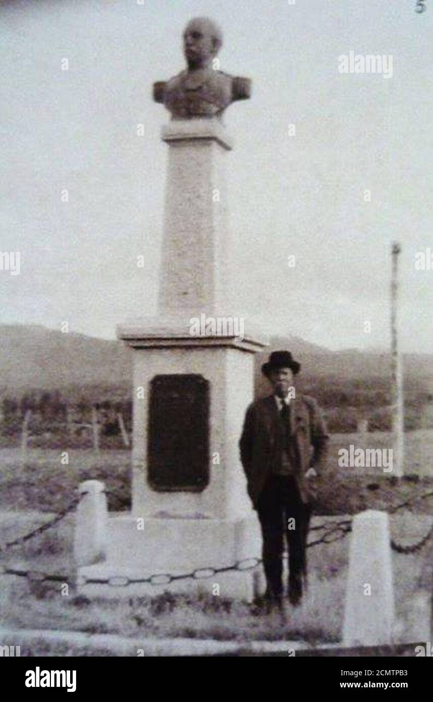 John Daniel Evans en el Monumento del Coronel Fontana ca.1910. Stock Photo