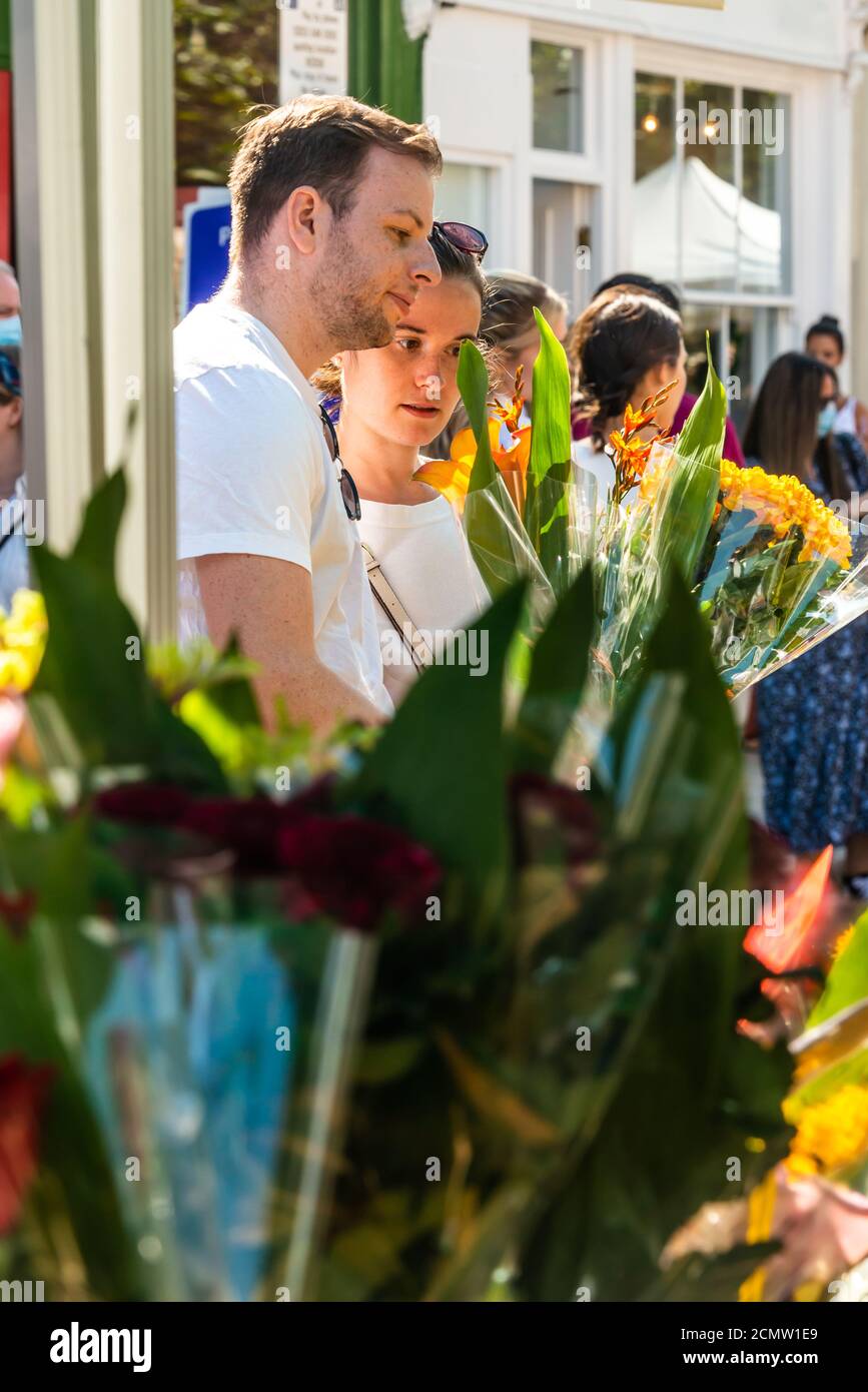 Couple choosing flowers market hi-res stock photography and images - Alamy