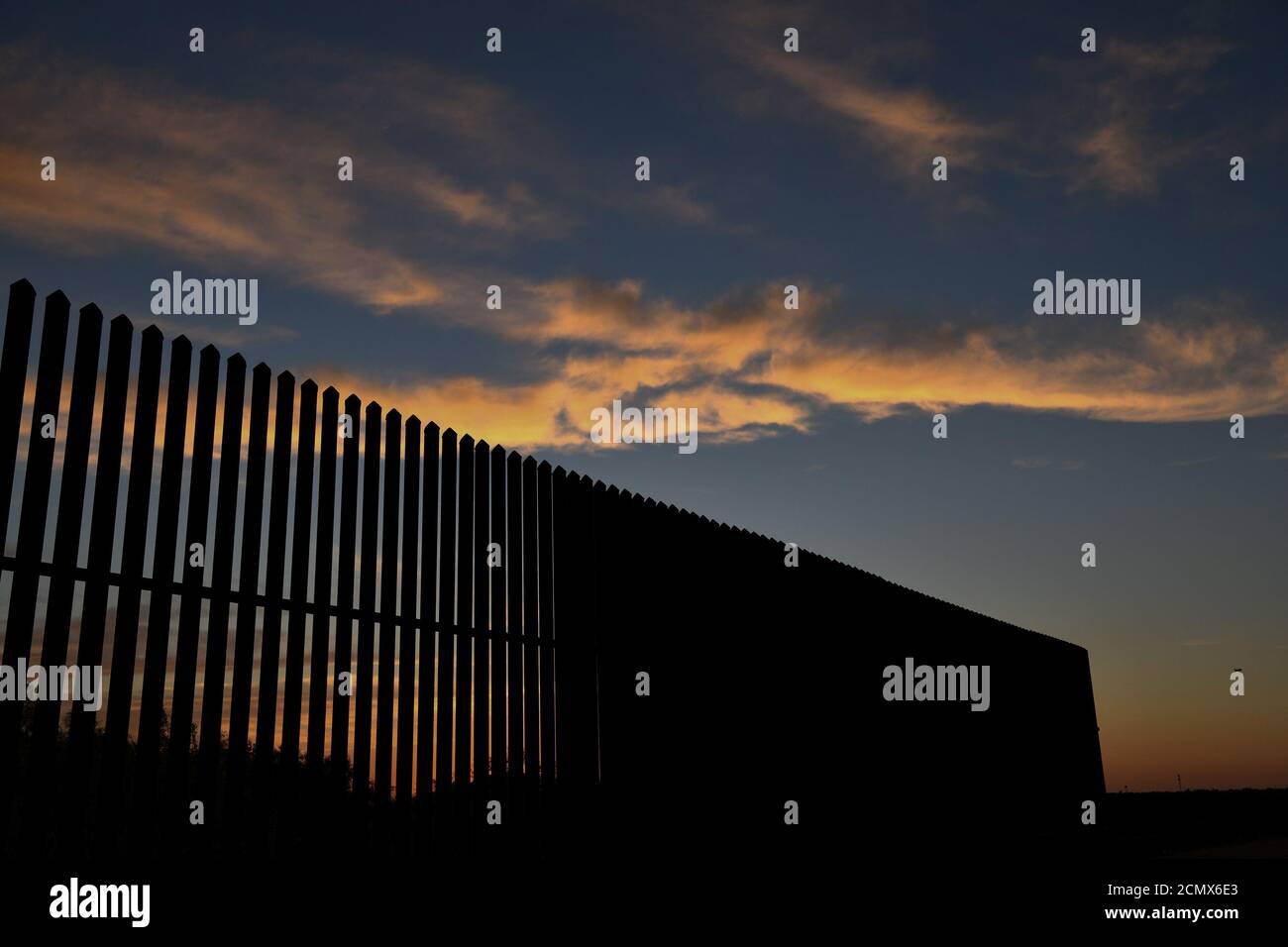 Rio grande border fence hi-res stock photography and images - Alamy