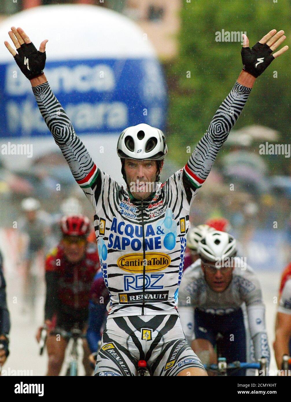 Italy's Mario Cipollini celebrates as he crosses the finish line to win the  fifteenth stage from Terme Euganee to Conegliano (km. 145,1) of the Giro  d'Italia May 28, 2002. Cipollini won the