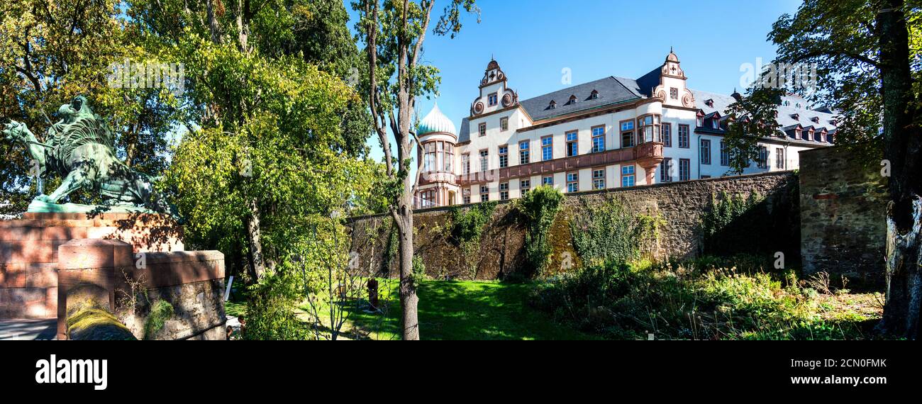 The baroque City Palace in Darmstadt and Leibgardistendenkmal . Das barocke Darmstädter Stadtschloss Stock Photo