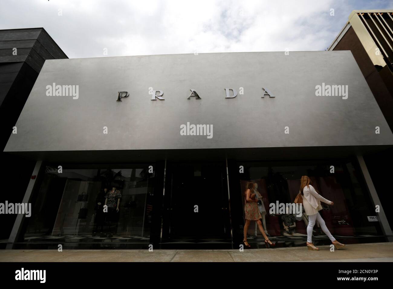 People walk by a Prada store in Beverly Hills, U.S., May 17, 2016.  REUTERS/Mario Anzuoni Stock Photo - Alamy