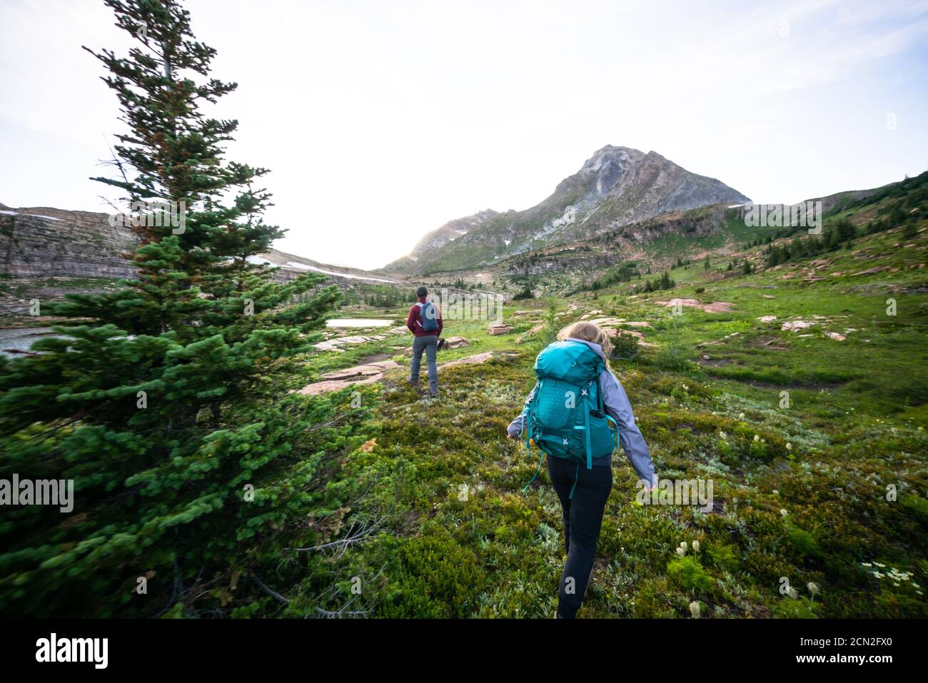 Backpacking couple sunset hi-res stock photography and images - Alamy