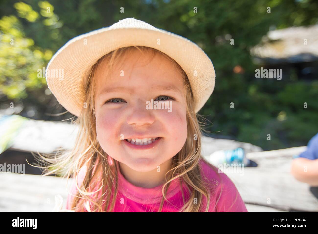 Girl wearing sun hat hi-res stock photography and images - Alamy