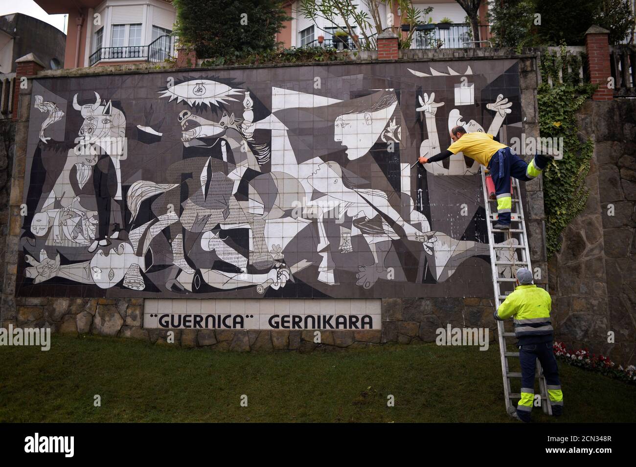 14+ 12. Pablo Picasso Guernica 1937. (Spain) Pictures