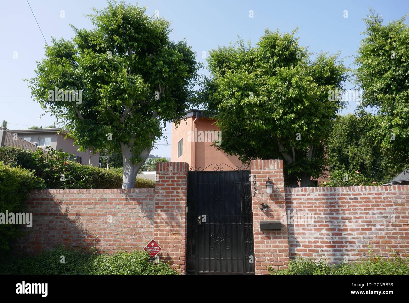 West Hollywood, California, USA 17th September 2020 A general view of atmosphere of actress Linda Hamilton, actress Jennifer Jason Leigh, actress Glynnis O'Connor's former home at 8955 Norma Place in West Hollywood, California, USA. Photo by Barry King/Alamy Stock Photo Stock Photo