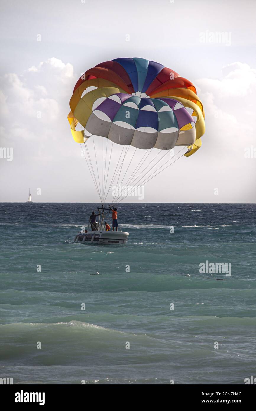 Boat parachute sea hires stock photography and images Alamy