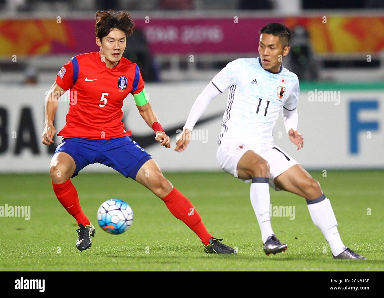 Football Soccer Japan V South Korea Afc U23 Championship Final Abdullah Bin Khalifah Stadium Doha Qatar 30 01 16 Japan S Yuya Kubo R And South Korea S Yeon Jemin L In