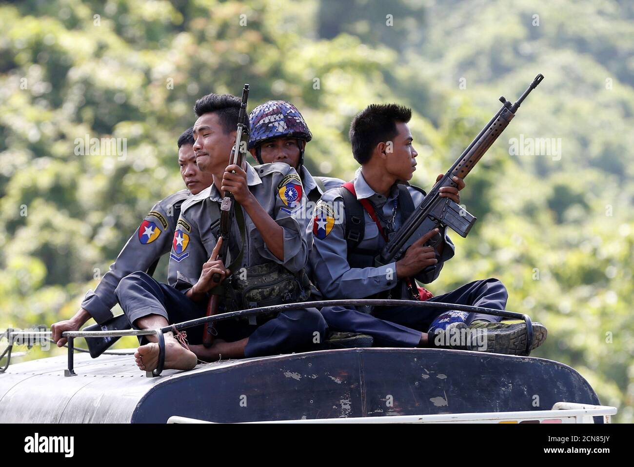 Myanmar rohingya flee hi-res stock photography and images - Alamy