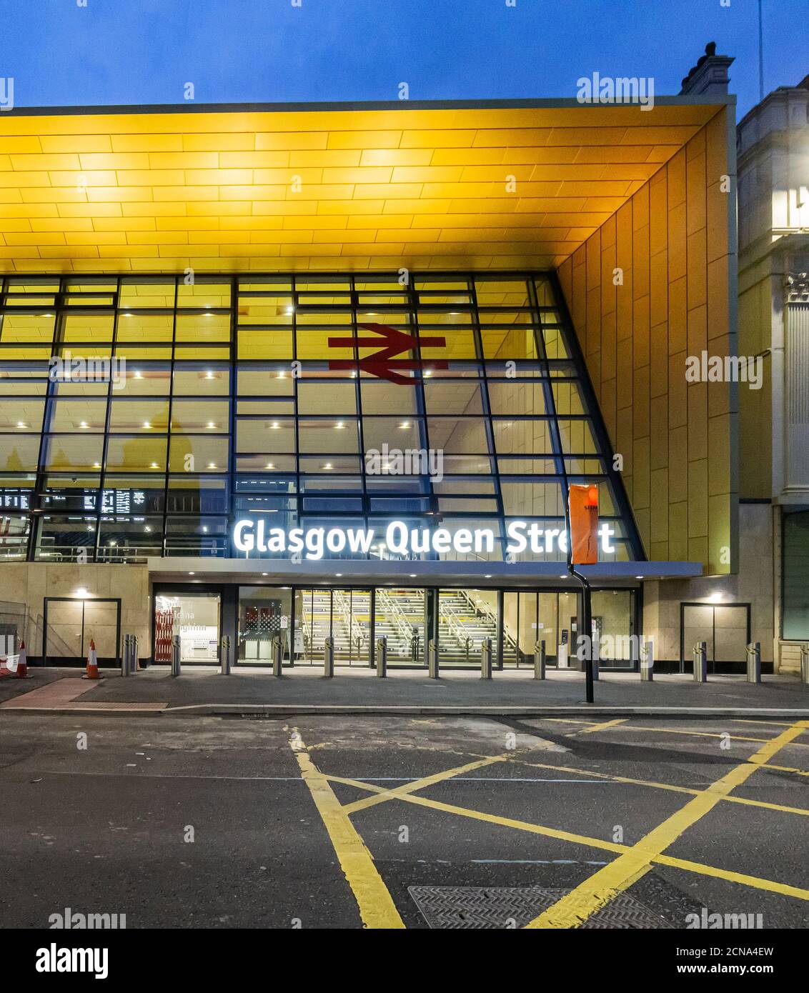 Queen Street facing new frontage of Glasgow Queen Street railway ...