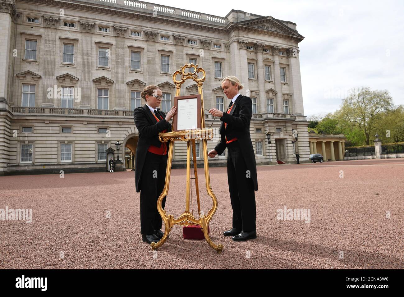 Senior Footman Olivia Smith And Footman Heather Mcdonald Place A Notice On An Easel In The Forecourt Of Buckingham Palace To Formally Announce The Birth Of A Baby Boy To The Britain S