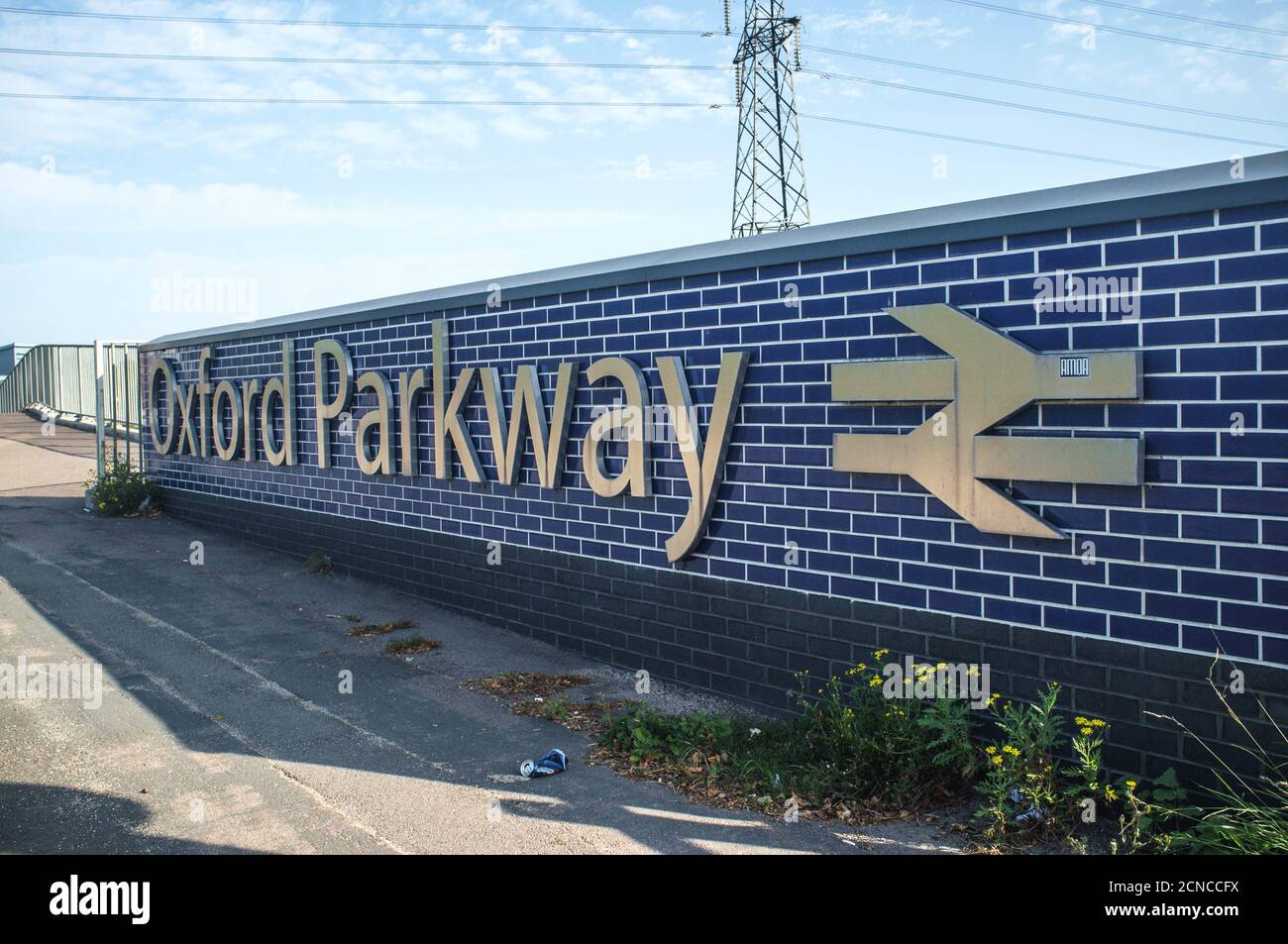 Kidlington, Oxfordshire, UK Oxford Parkway station sign Stock Photo Alamy