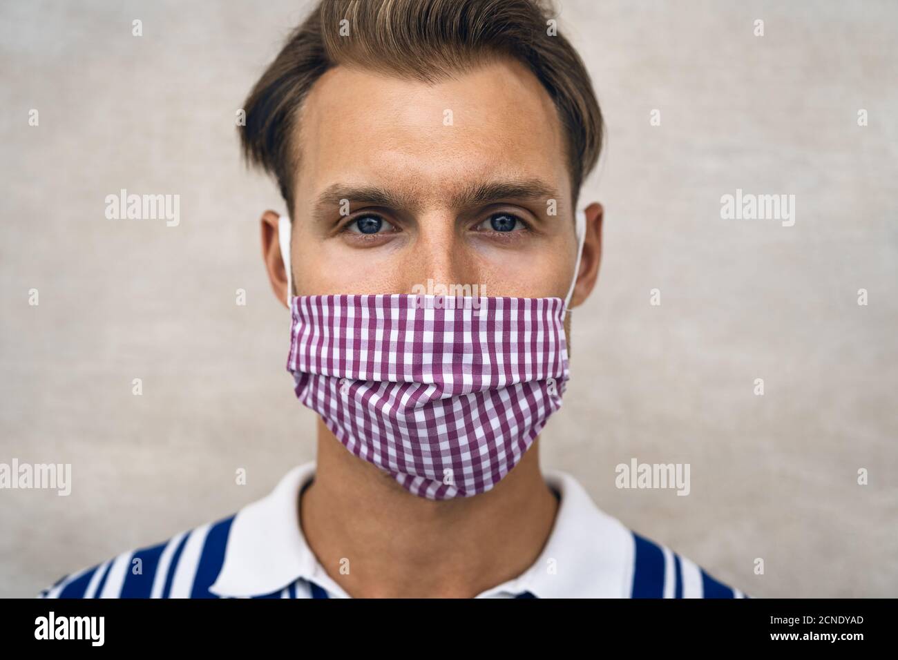 Man wearing protective face mask hi-res stock photography and images ...