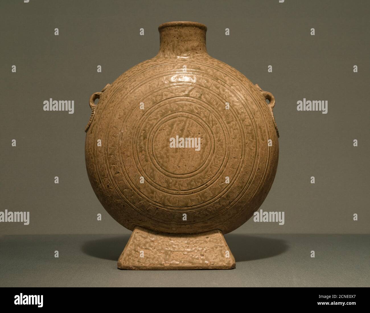 Primitive celadon flat pot. Han dynasty (202 BC–220 AD) Yuhang Museum, Hangzhou, Zhejiang, China. Stock Photo