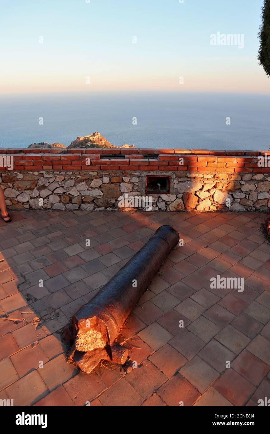 Castelmola - Cannone sul terrazzo del castello al tramonto Stock Photo