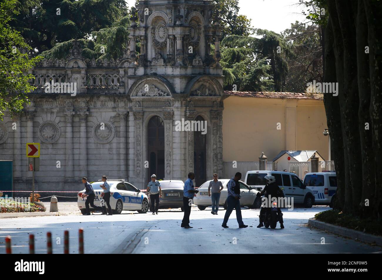 Turkish policemen examine the area after a shooting incident near the entrance to Dolmabahce Palace in Istanbul, Turkey August 19, 2015. Turkish police detained two suspects with automatic weapons after a shooting on Wednesday near the entrance to Istanbul's Dolmabahce Palace, popular with tourists and home to the prime minister's Istanbul offices, the Dogan news agency said. REUTERS/Murad Sezer Stock Photo