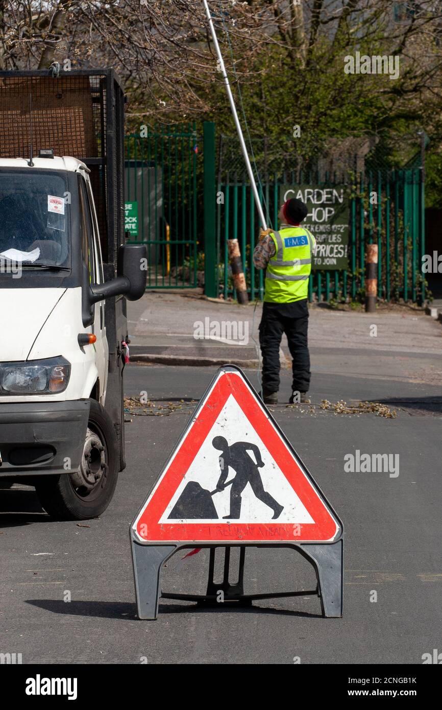 Men at work road sign in the Walthamstow area of London. 08 April 2009. Photo: Neil Turner Stock Photo