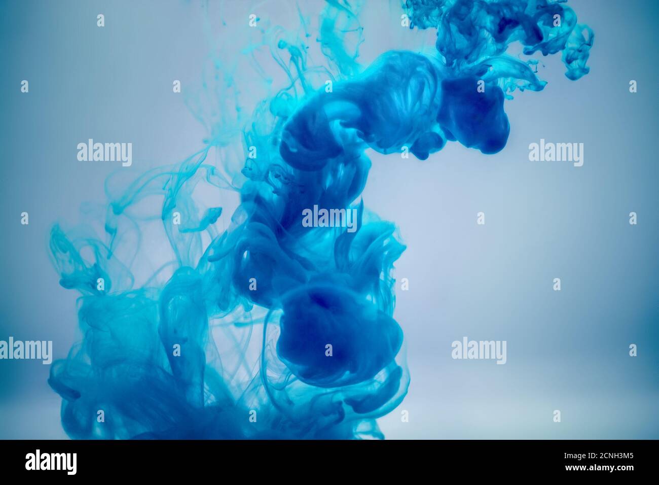 Underwater drop hi res stock photography and images alamy