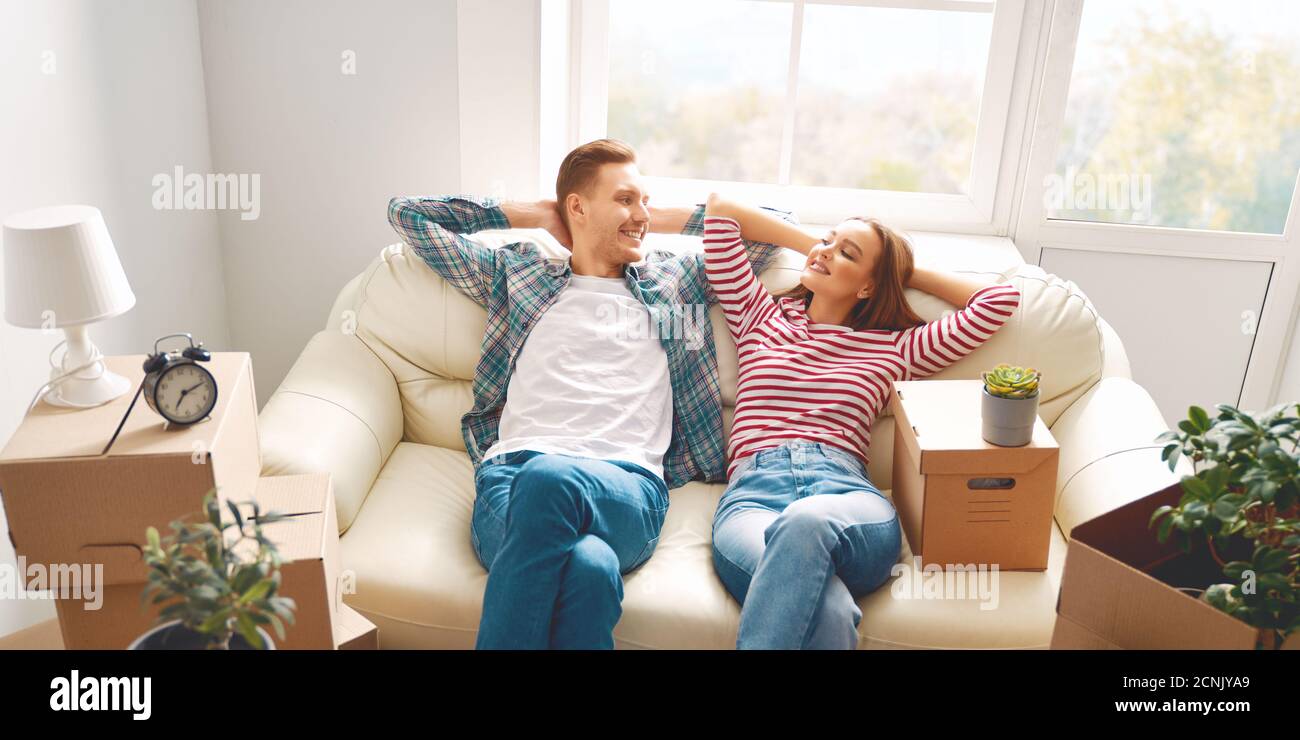 Happy young married couple are moving to new apartment Stock Photo - Alamy
