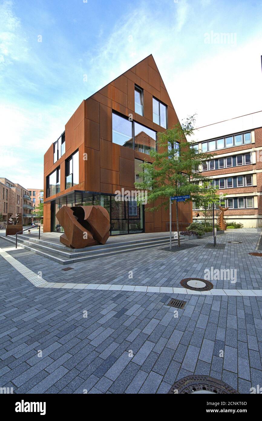 08/01/2020, Kiel, a residential building with a stainless steel facade and sculptures by the artist Jorg Plickat in downtown Kiel. The Rosthaus is behind the Warleberger Hof, Alte Feuerwache / Platz des Kieler Friedens. | usage worldwide Stock Photo