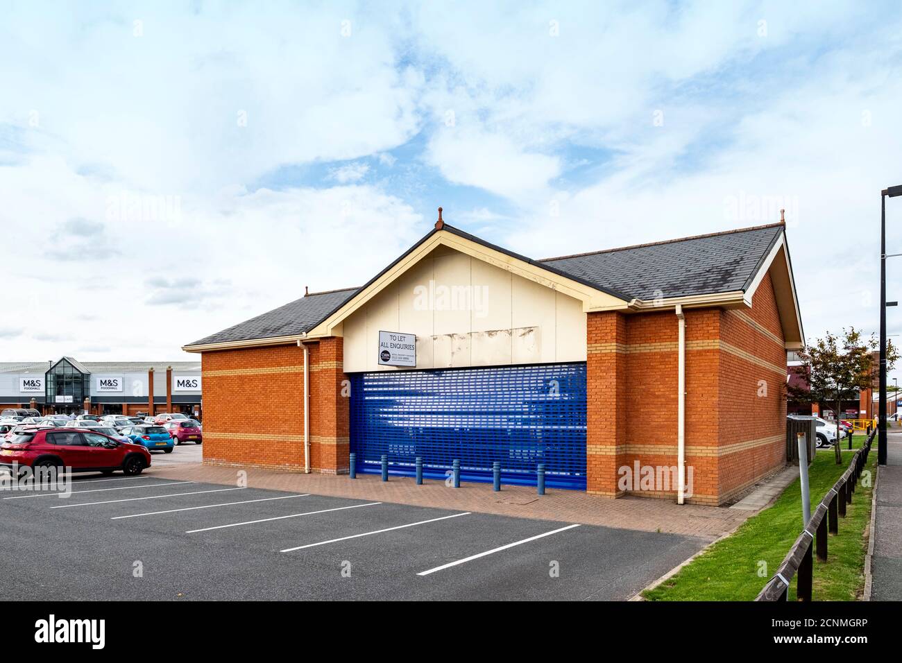 Closed down carphone warehouse retail unit, see also R9PFH7when trading, now to let with sign on Grand Junction retail Park in Crewe Cheshire UK Stock Photo