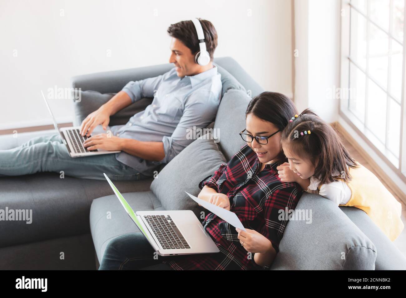 Woman father work office hi-res stock photography and images - Alamy