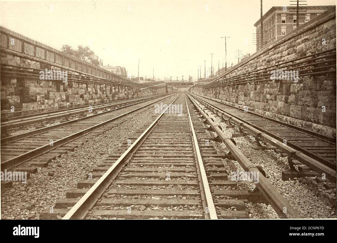 . The Street railway journal . TYPICAL SECTION OF ELECTRIC ZONE, HUDSON DIVISION, NEW YORK CENTRAL RAILROAD Plate XIV. THIRD-RAIL CONSTRUCTION IN HARLEM CUT, NEW YORin CENTRAL RAILROAD Stock Photo