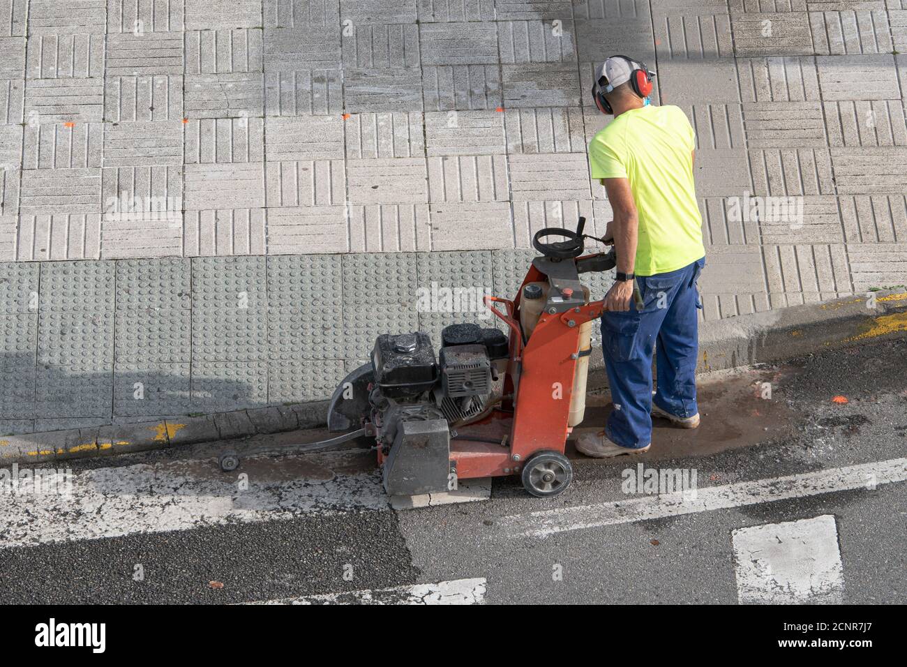 Saw cutting concrete tile hires stock photography and images Alamy