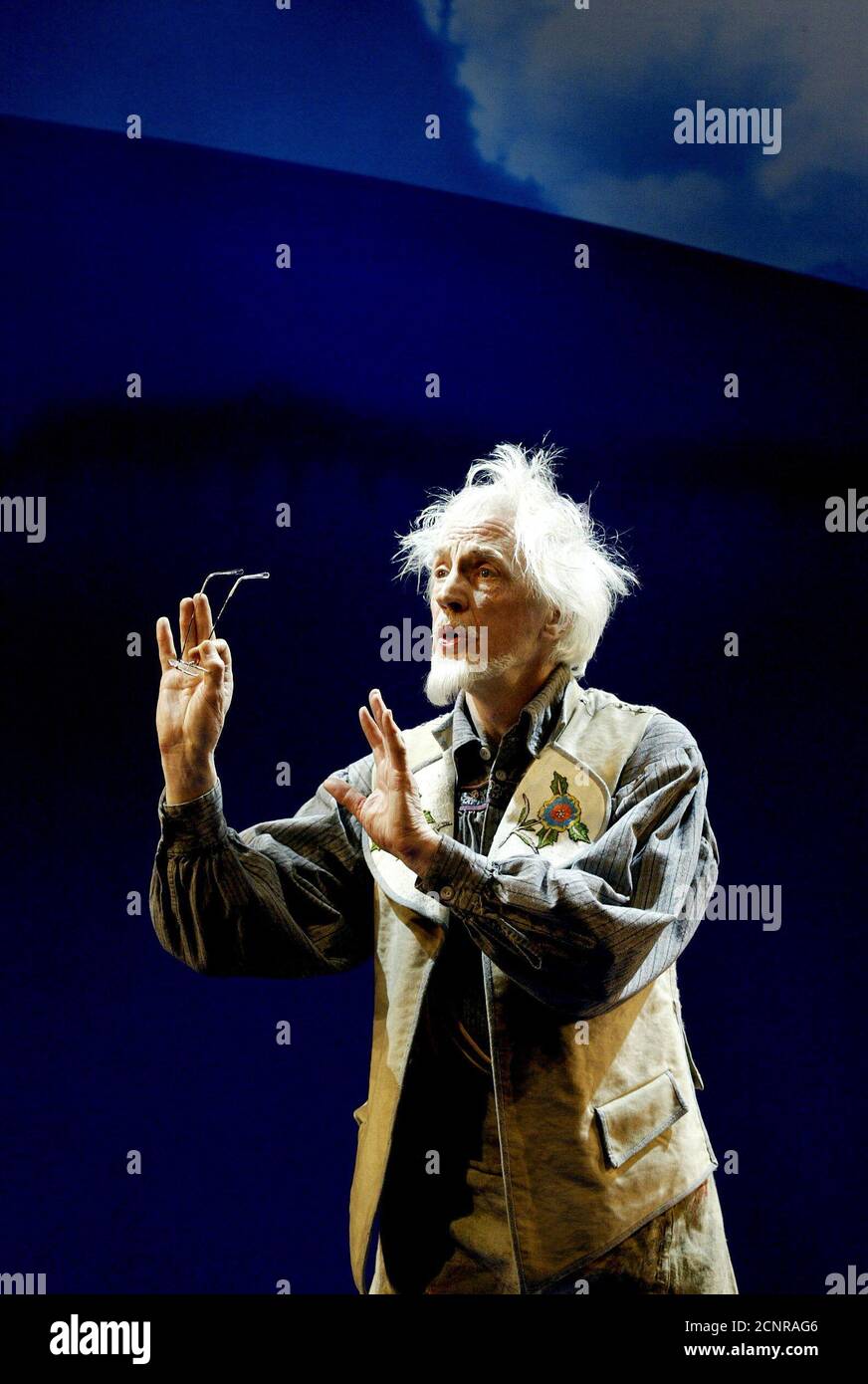 Edward Petherbridge (Coggins) in CHITTY CHITTY BANG BANG at the The London Palladium, London W1 16/04/2002   music & lyrics: Richard M Sherman & Robert B Sherman  adapted for the stage by Jeremy Sams  design: Anthony Ward  lighting: Mark Henderson  musical staging & choreography: Gillian Lynne  director: Adrian Noble Stock Photo