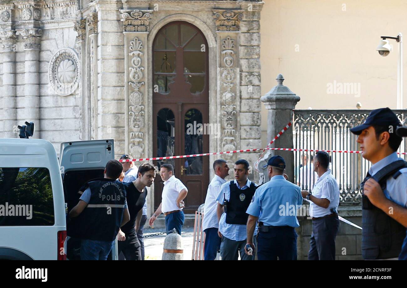 Turkish policemen secure the area after a shooting incident near the entrance to Dolmabahce palace in Istanbul, Turkey August 19, 2015. Turkish police detained two suspects with automatic weapons after a shooting on Wednesday near the entrance to Istanbul's Dolmabahce Palace, popular with tourists and home to the prime minister's Istanbul offices, the Dogan news agency said. REUTERS/Murad Sezer Stock Photo