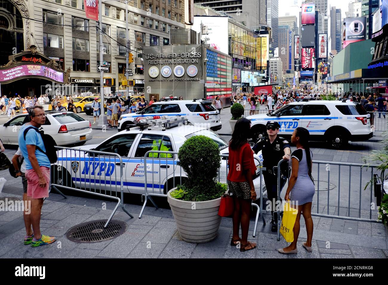 Usa nypd officers at times square hi-res stock photography and images ...
