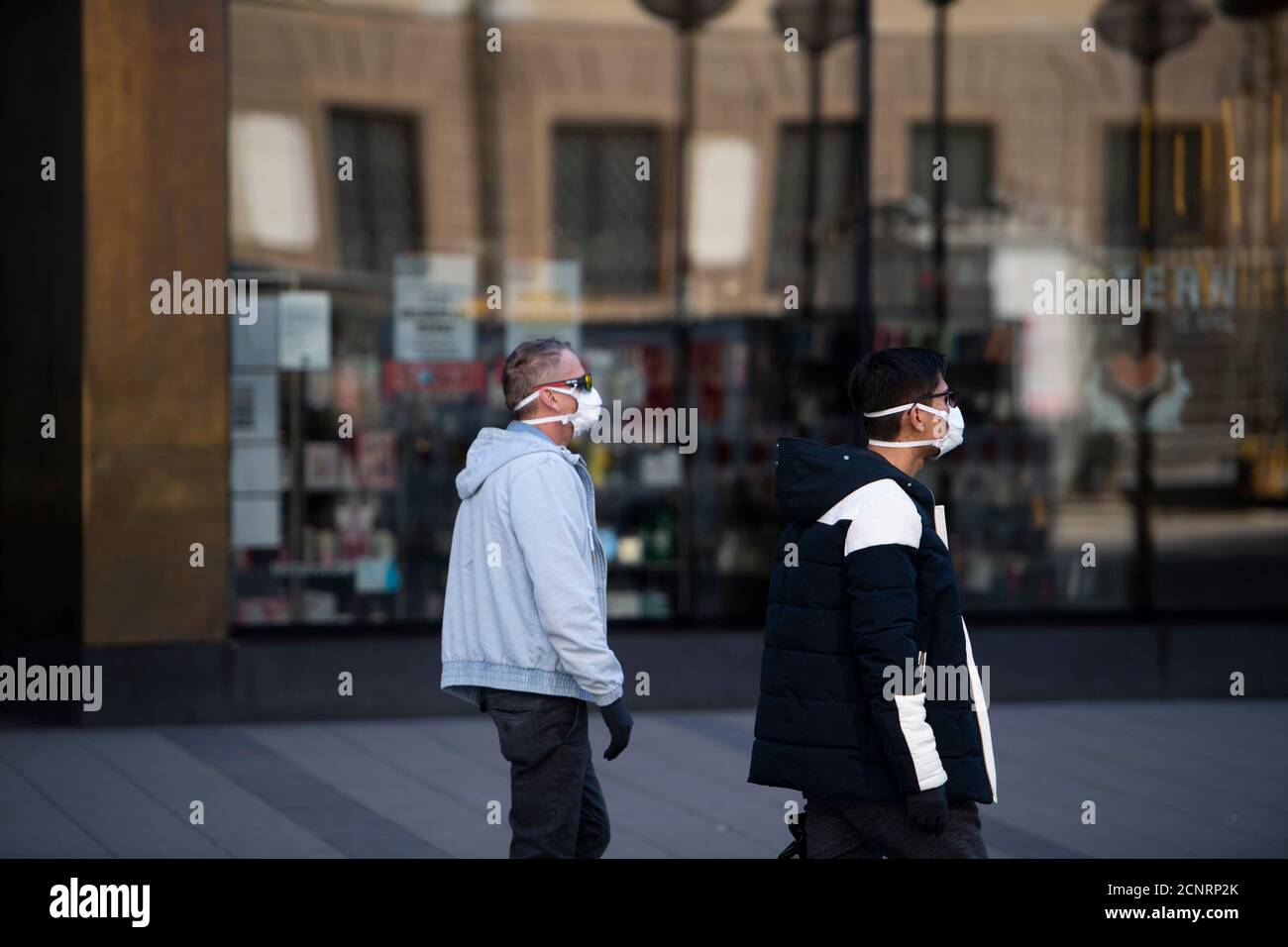Corona pandemic, city center, Kaufingerstraße, passersby with face