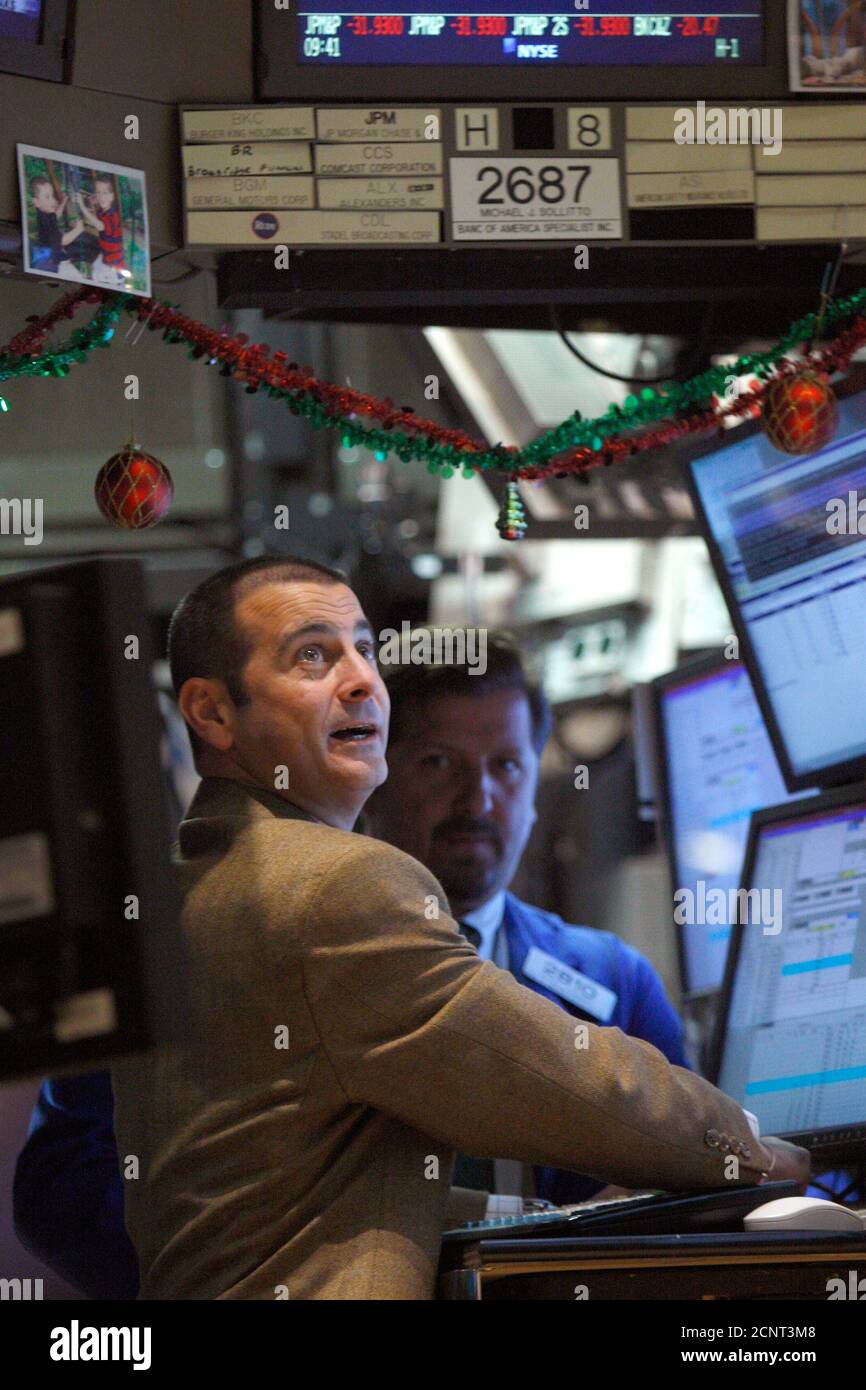 Traders work on the floor of the New York Stock Exchange, December 11, 2008. U.S. stock fell at the open on Thursday as investors worried about the fate of legislation to bail out troubled U.S automakers and signs the labor market was deteriorating as the recession worsens.     REUTERS/Brendan McDermid (UNITED STATES) Stock Photo