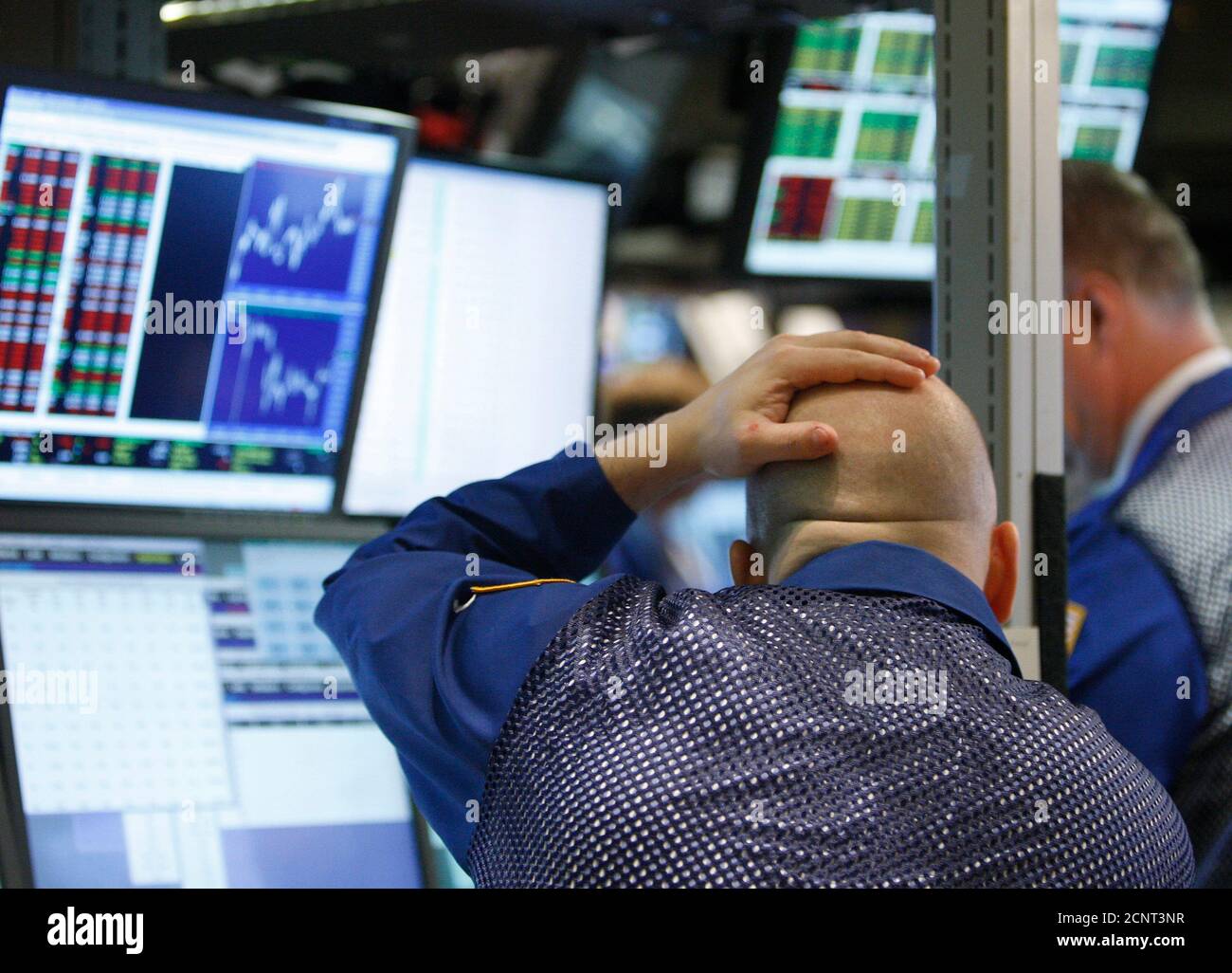 Traders work on the floor of the New York Stock Exchange, April 27, 2009. The S&P 500 and Nasdaq briefly turned lower on Monday, and the Dow Jones industrial average pared gains, after the World Health Organization (WHO) commented on the swine flu outbreak.   REUTERS/Brendan McDermid (UNITED STATES) Stock Photo