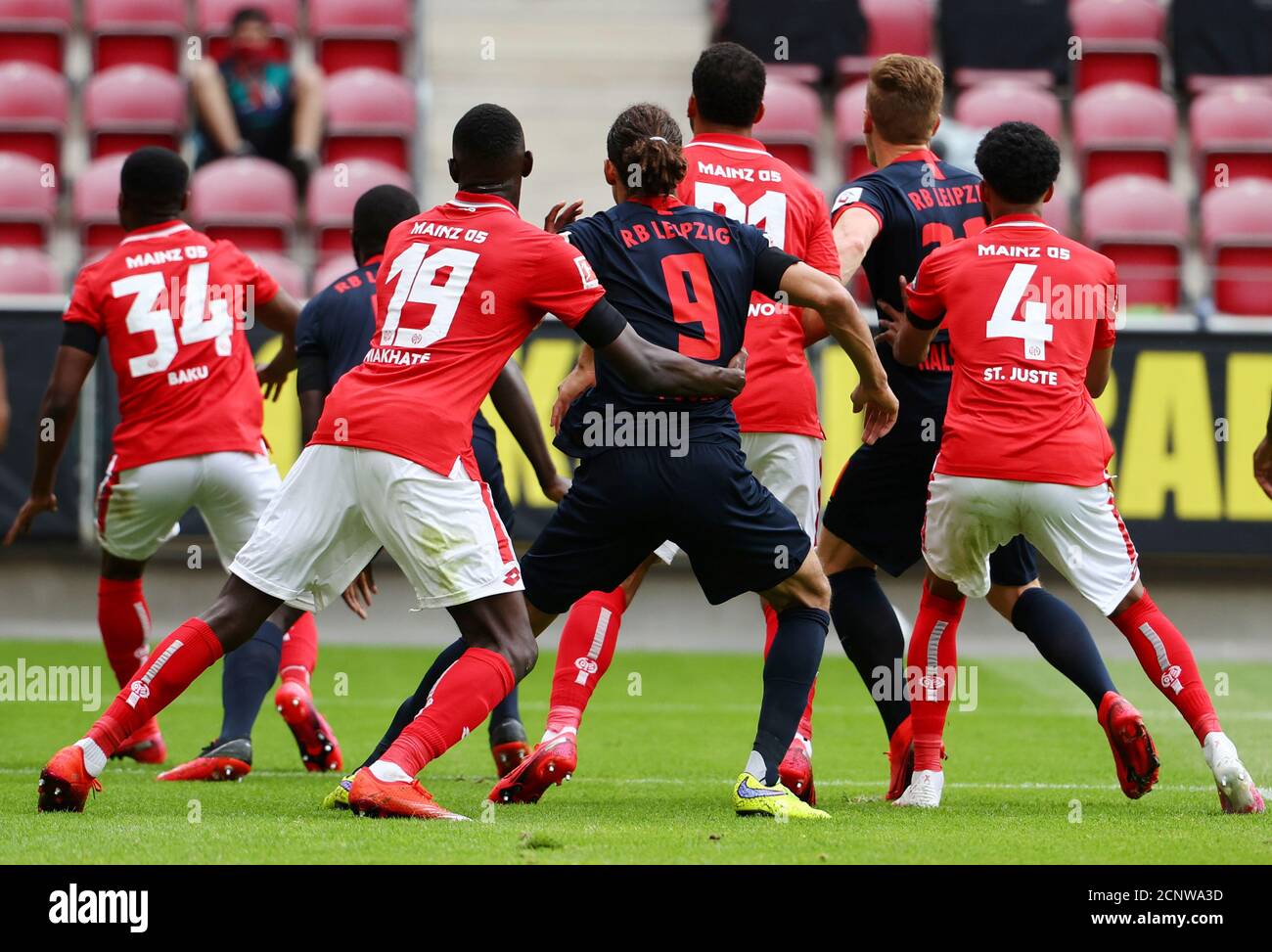 Soccer Football - Bundesliga - 1. FSV Mainz 05 v RB Leipzig - Opel Arena, Mainz, Germany - May 24, 2020  Players in action during a corner kick, as play resumes behind closed doors following the outbreak of the coronavirus disease (COVID-19) REUTERS/Kai Pfaffenbach/Pool  DFL regulations prohibit any use of photographs as image sequences and/or quasi-video Stock Photo