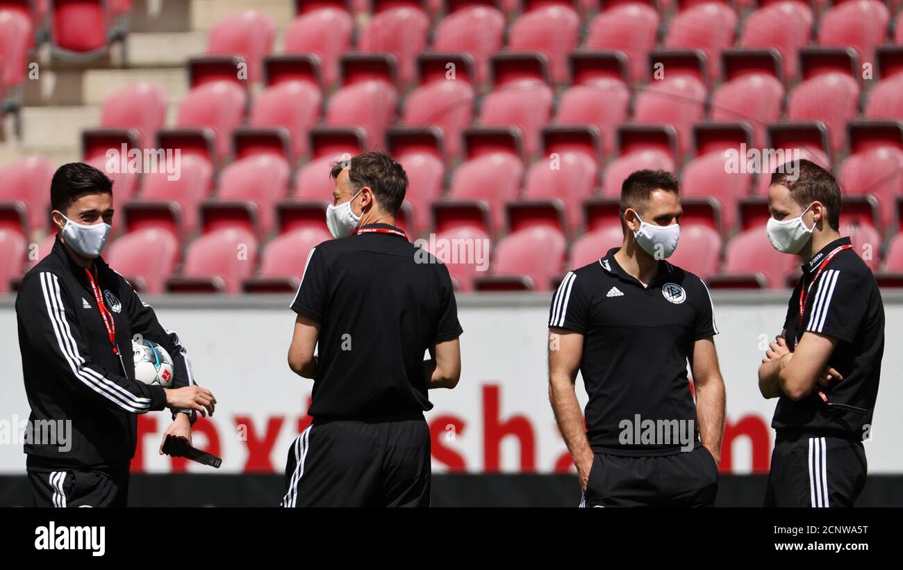 Soccer Football - Bundesliga - 1. FSV Mainz 05 v RB Leipzig - Opel Arena, Mainz, Germany - May 24, 2020  Match officials wearing face masks before the match, as play resumes behind closed doors following the outbreak of the coronavirus disease (COVID-19)  REUTERS/Kai Pfaffenbach/Pool    DFL regulations prohibit any use of photographs as image sequences and/or quasi-video Stock Photo