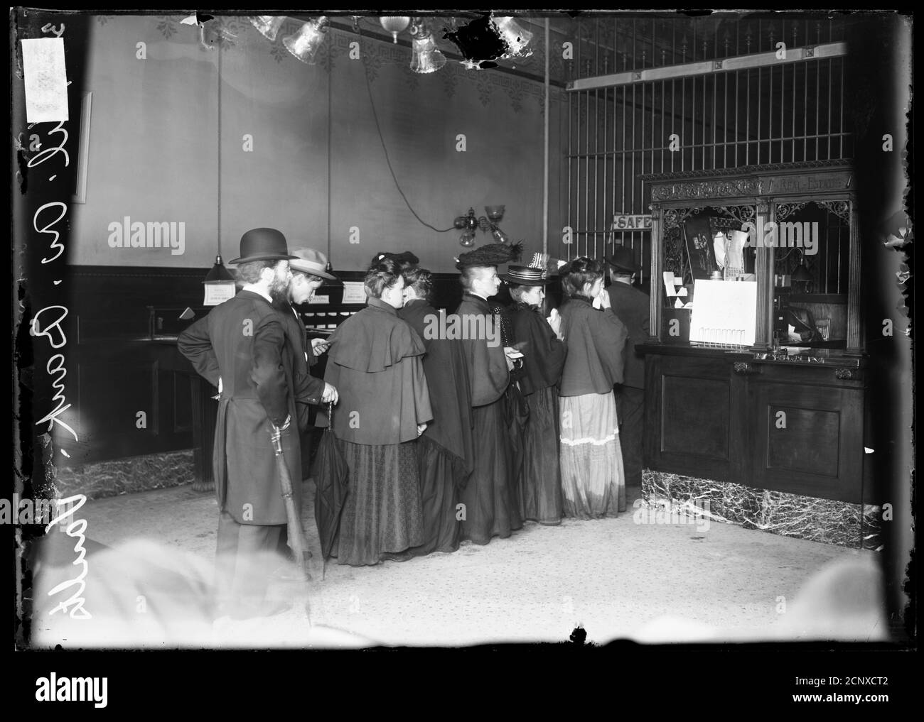 Customers lining up to the safety deposit vault in the Milwaukee Avenue Bank during a bank failure, Chicago, Illinois Stock Photo