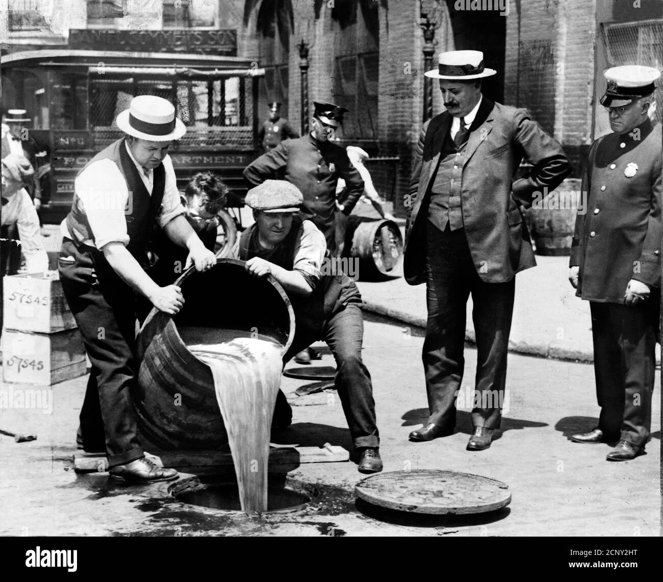 Prohibition raid USA (liquor (1921) Stock Photo