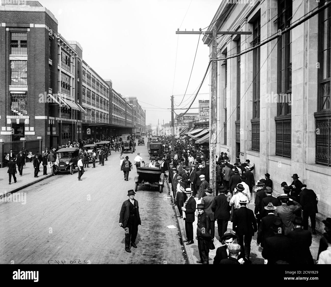 Ford Motor Co employees (Detroit) ca 1910-1920 Stock Photo