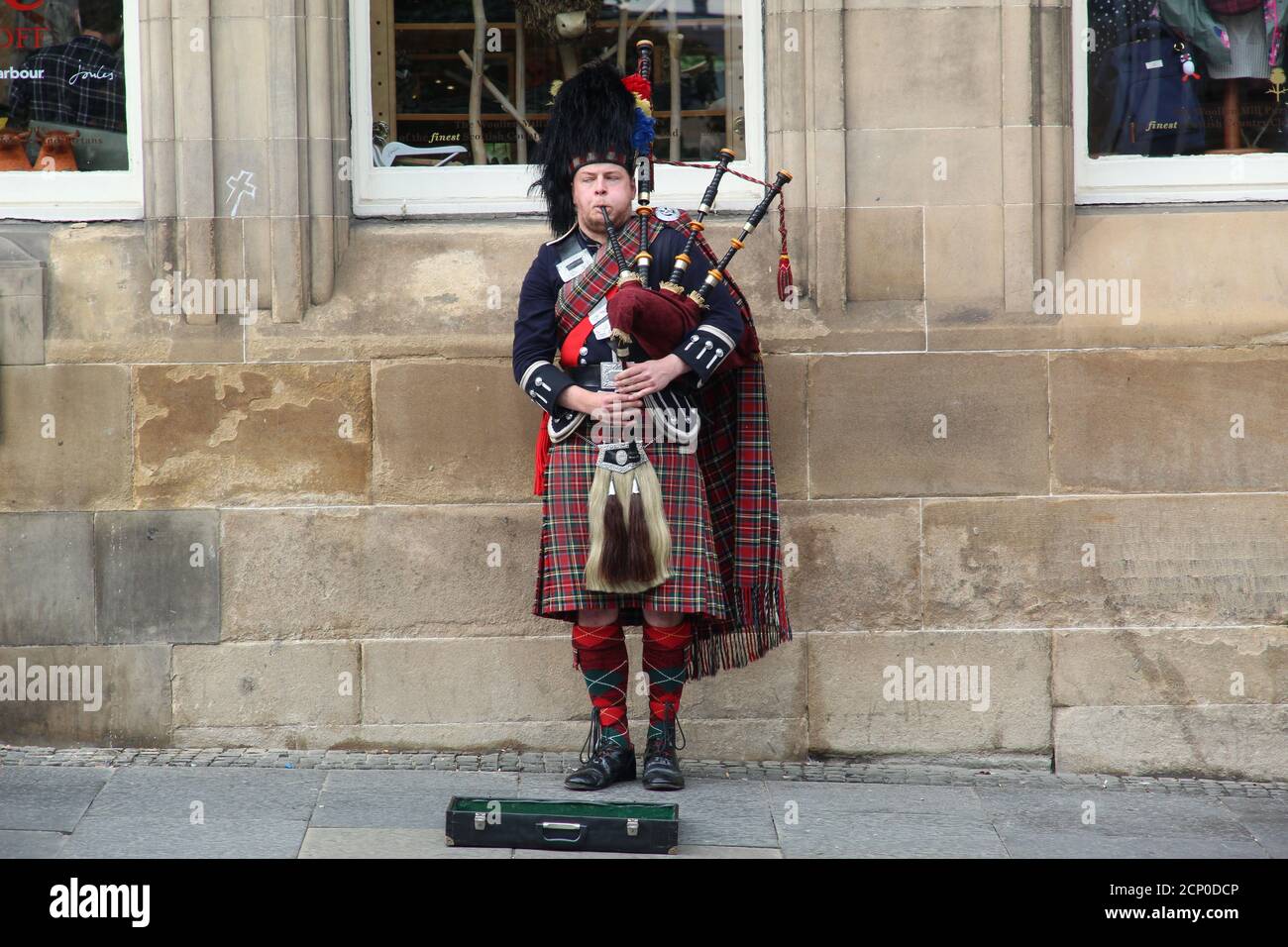 Bagpipes busking edinburgh hires stock photography and images Alamy
